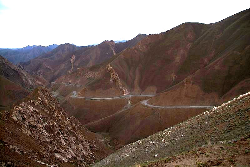 china2 020-serpentinen-auf-dem-ersten-fast-5000m-pass