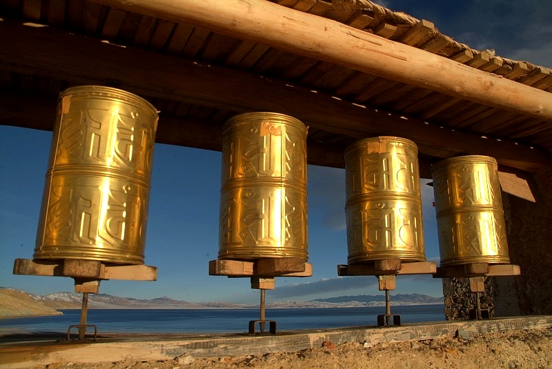 tibet4 001-gebetstrommeln-am-see-manasarovar