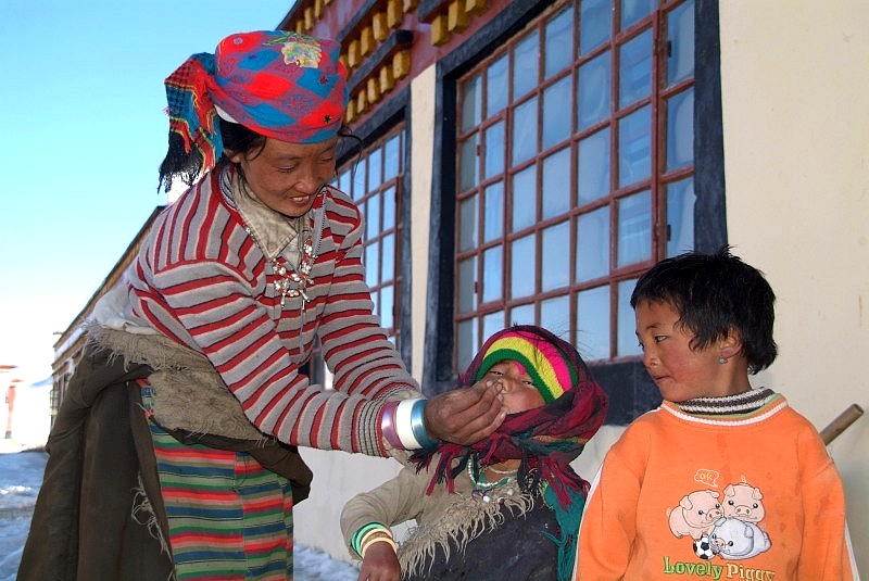 tibet4 014-den-kindern-wird-die-nase-geputzt