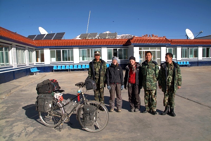 tibet4 027-wir-landen-auf-einem-militaerposten