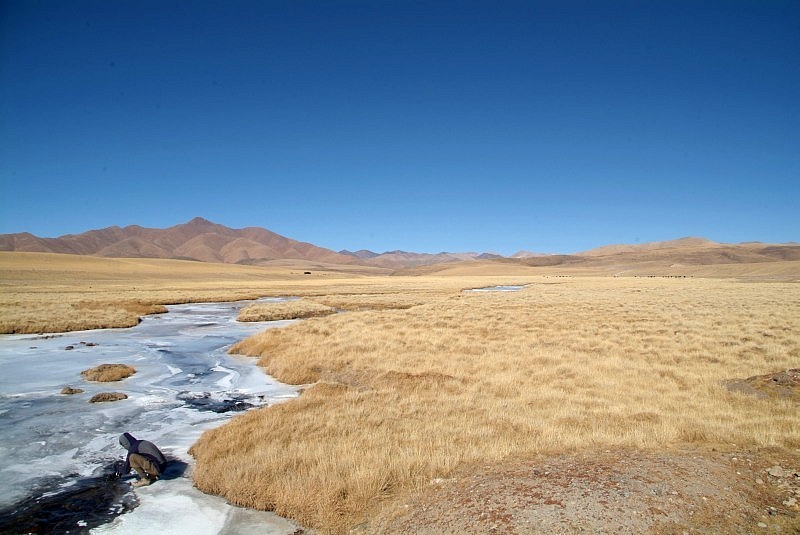 tibet4 029-wasser-holen-in-eisloch