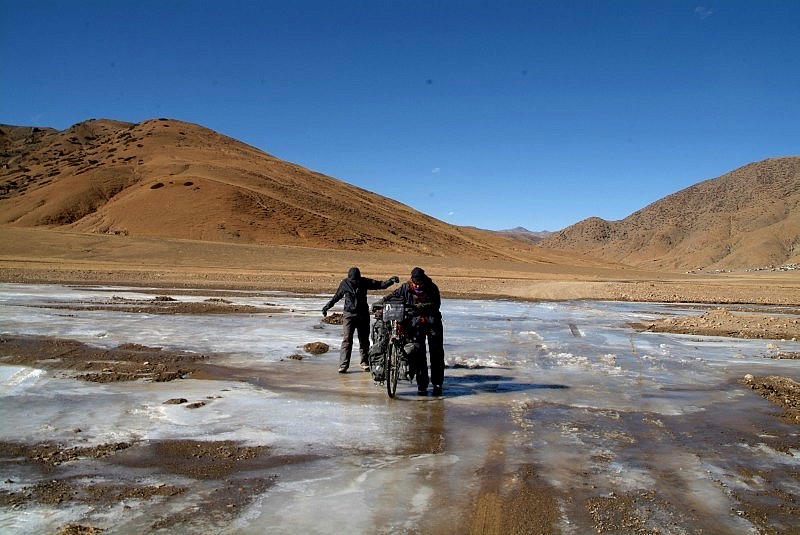 tibet5 005-gefrorener-bach-fluss-der-ueber-die-strasse-fliesst