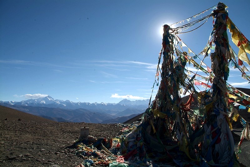 tibet5 012-gebetsflaggen-vor-dem-mt-everest-hauptkamm