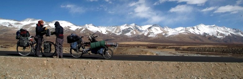 tibet5 033 unser-tandem-hase-pino-vor-himalaya-hauptkamm