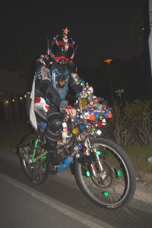 hongkong 018 radfahrer mit hunderten lichtern im darth vader stil