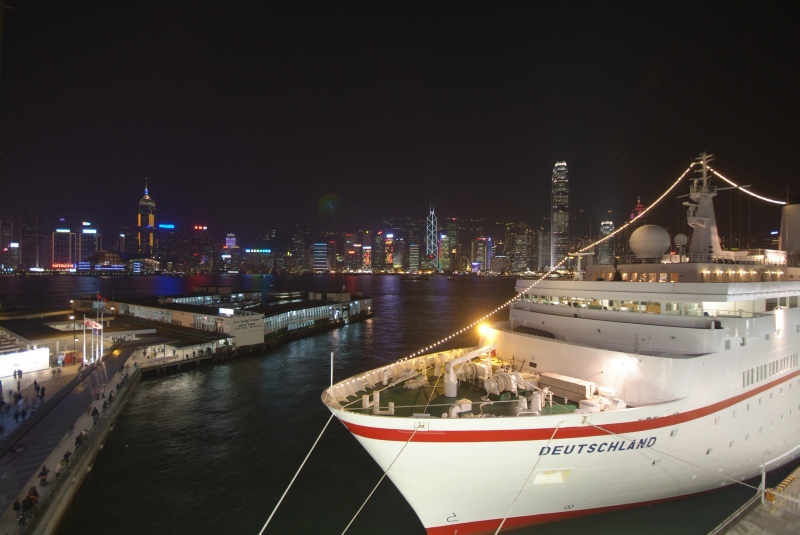 hongkong 028 deutsches luxus passagierschiff im hafen von hongkong