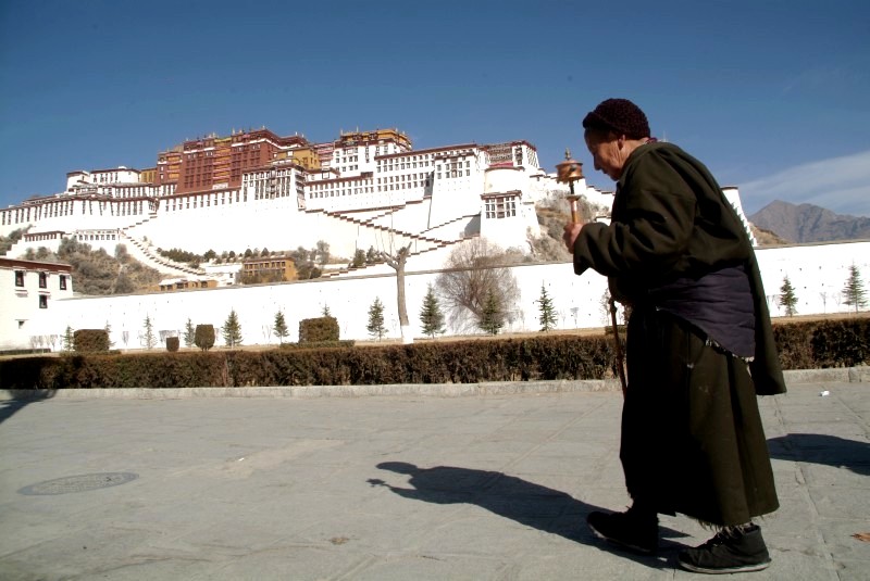 tibet6 002 pilger geht kora um den potala palast