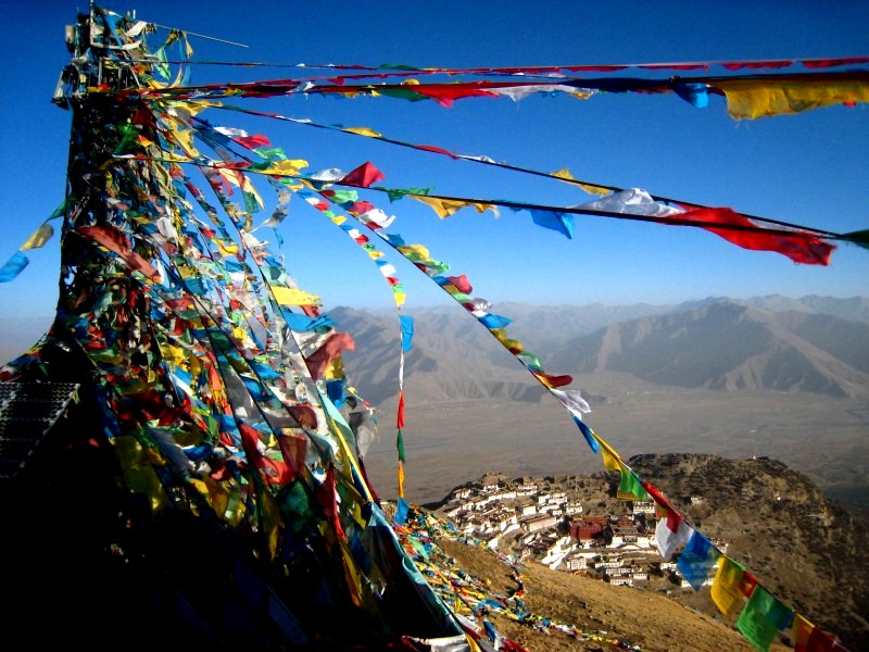 tibet6 003 gebetsflaggen ueber dem kloster ganden