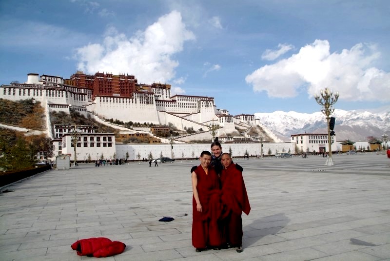 tibet6 011 moenche vor dem potala palast