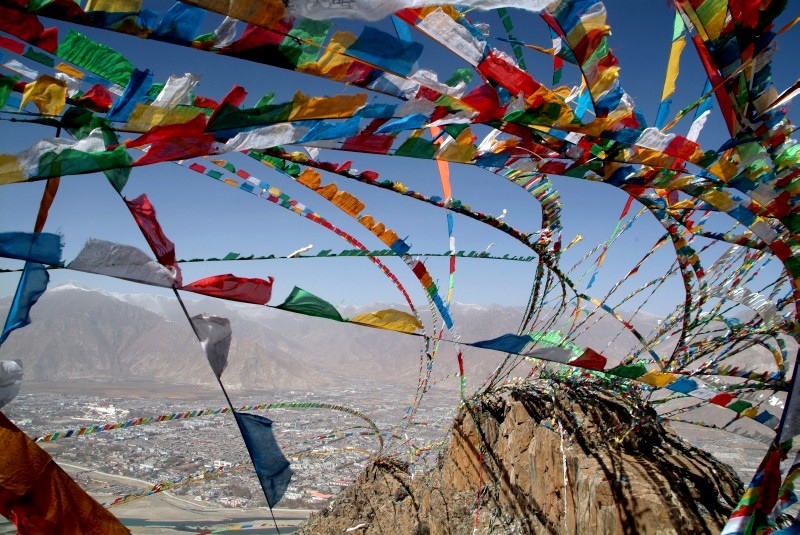 tibet6 016 gebetsflaggen auf berg ueber lhasa