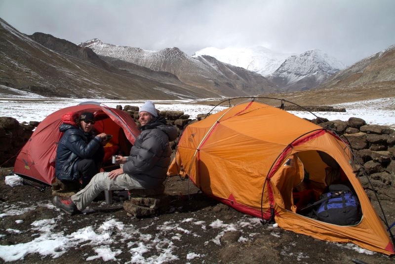 wandern in tibet 003 mit claude und thorsten vor den zelten.jpg	