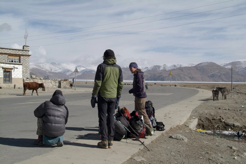 wandern in tibet 006 wir warten auf auto nach lhasa.jpg	