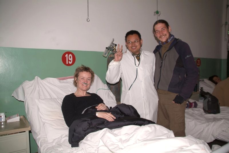 wandern in tibet 015 wir haben die wegen der hoehenkrankheit schwer kranke henriette ins krankenhaus gebracht.jpg	