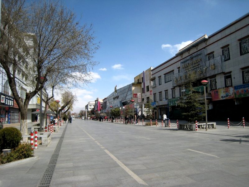 wandern in tibet 026 strassen von lhasa nach den tibetaufstaenden wie leergefegt.jpg	