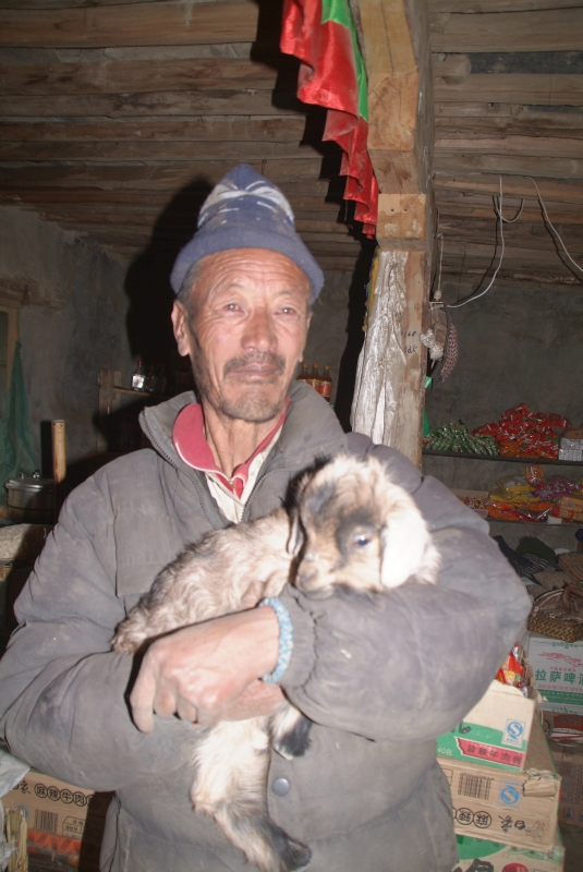 wandern in tibet 043 einheimischer mit kleinem lamm.JPG	