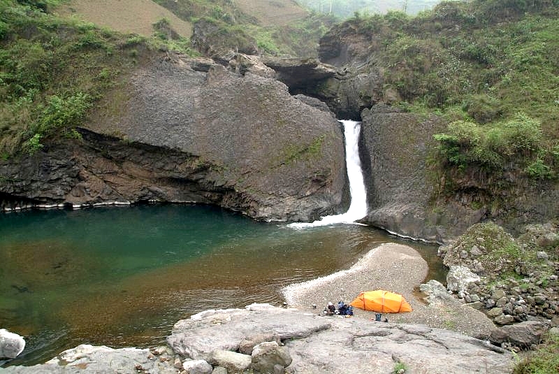 china3 001 wir zelten am wasserfall