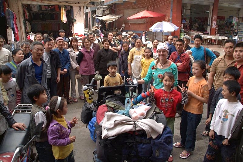 china3 004 viele sind neugierig in einer kleinen stadt in china