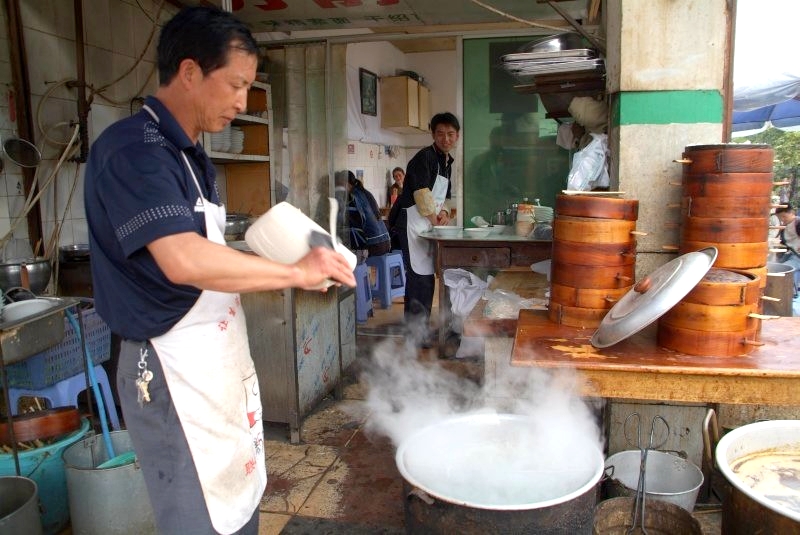 china3 010 nudeln in schnellrestaurat werden frisch gemacht