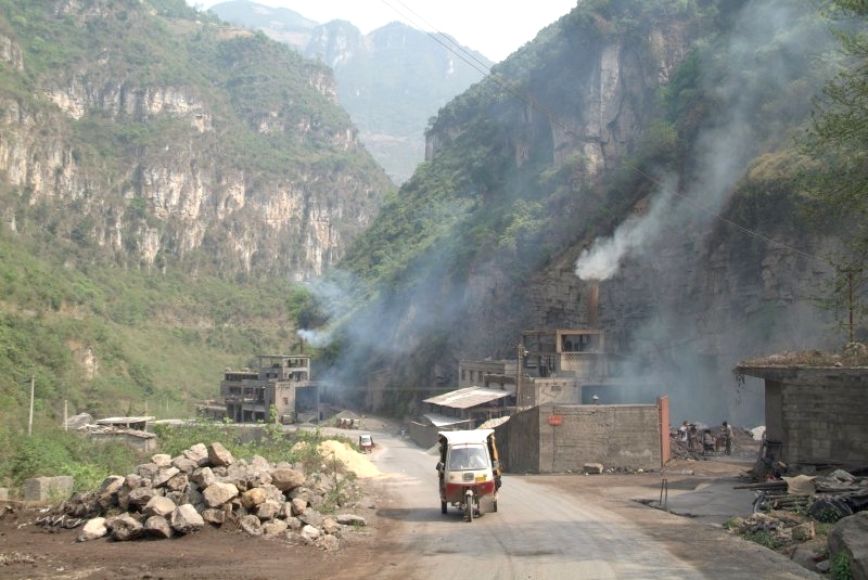 china3 023 industrie in einem kleinen tal