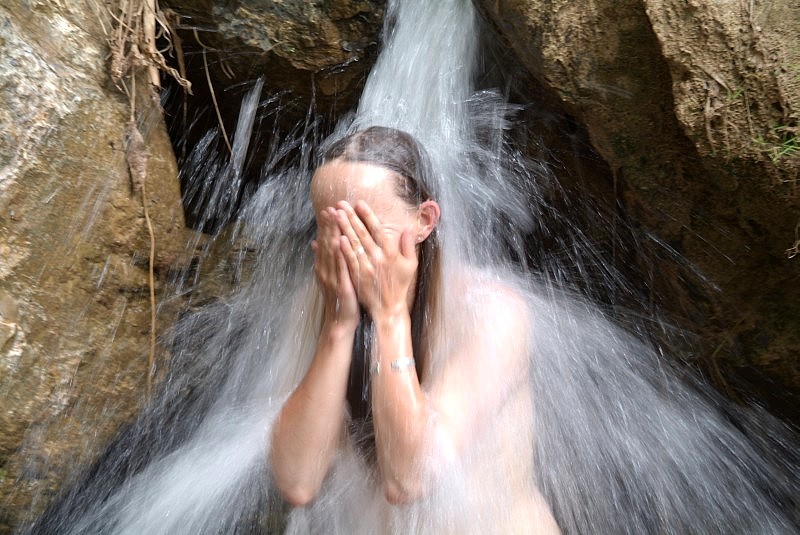 	Yunnan, China: Natuerliche Dusche an Wasserfall	