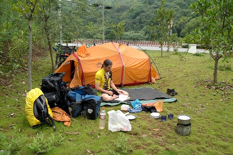 	Yunnan, China: netter Zeltplatz neben Autobahn	