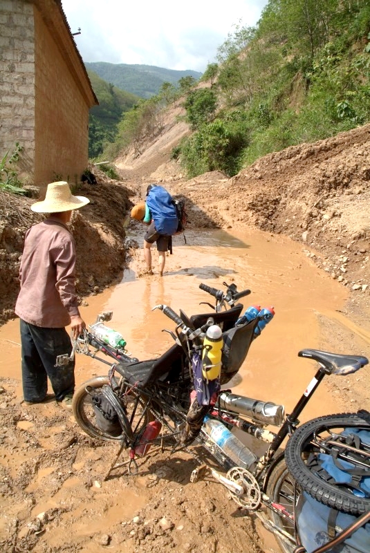 	Yunnan, China: kleine Lawine wir muessen alles durch den Matsch tragen	