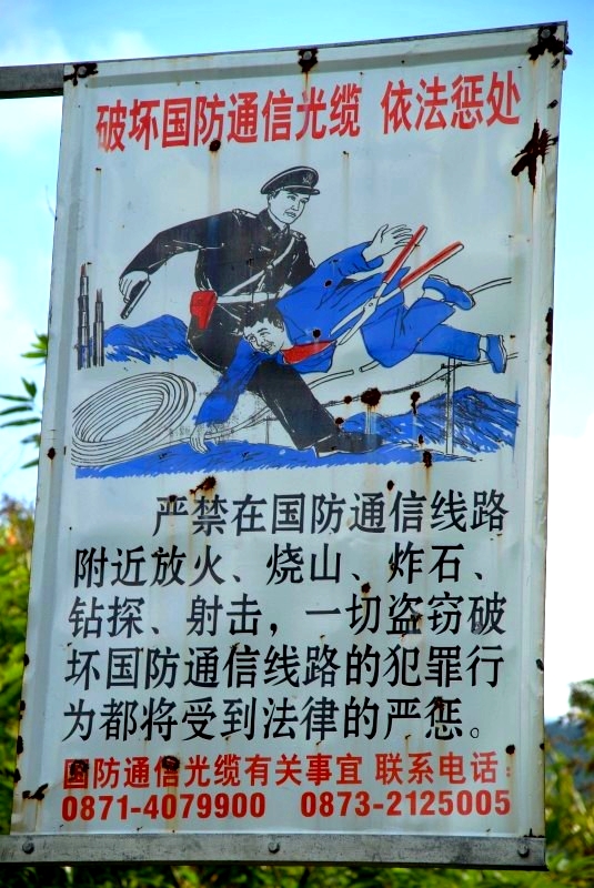 	Yunnan, China: Warnschild wo wir den Text nicht verstehen	