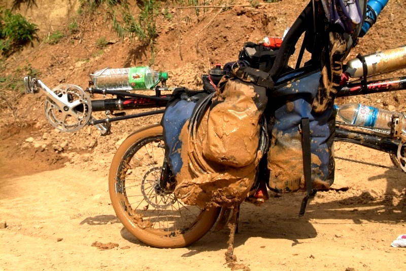 	Yunnan, China: Wir fallen auf der glitschigen Strasse in den Matsch	