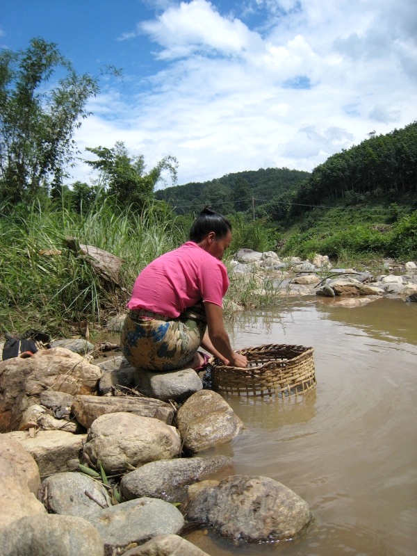 	Jinghong, Yunnan, China: Die Wäsche wird in Fluss gewaschen	