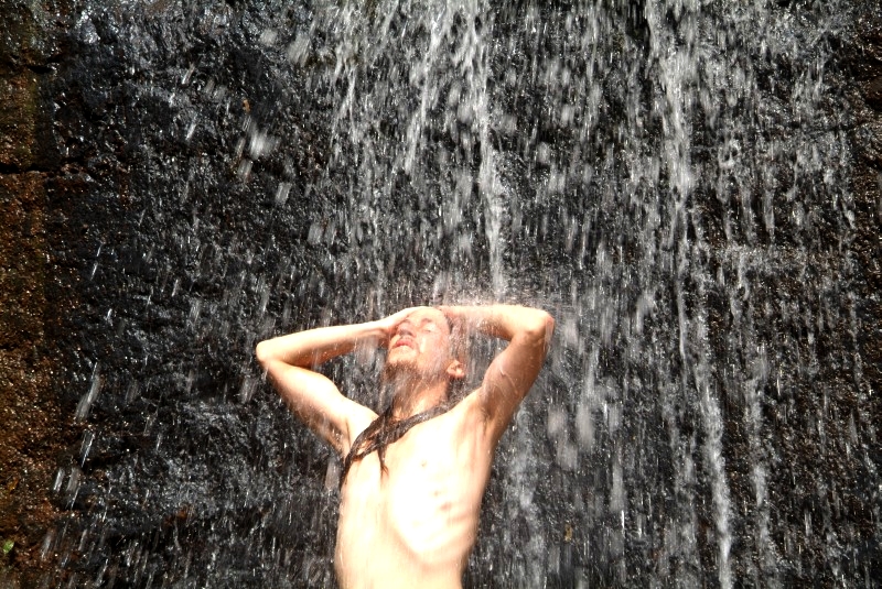 	Laos: Erfrischung an Wasserfall	