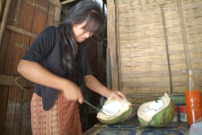 	Laos: Trinkkokosnuss wird anschliessend verspeist	