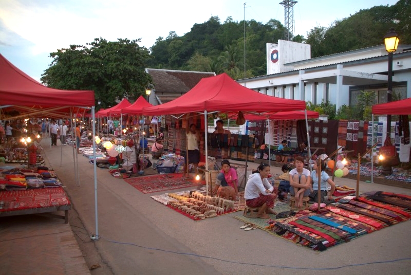 	Laos: Der Nachtmarkt in Louang Prabang	