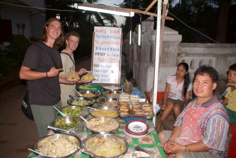 	Laos: Lecker Abendessen am Nachtmarkt in Louang Prabang	