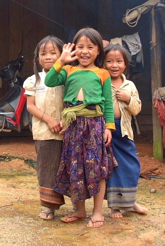 	Laos: Süsse winkende Kinder in Laos	