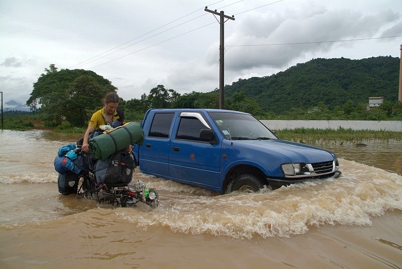 	Laos: Überschwemmung wir müssen das Rad durch das Wasser schieben	