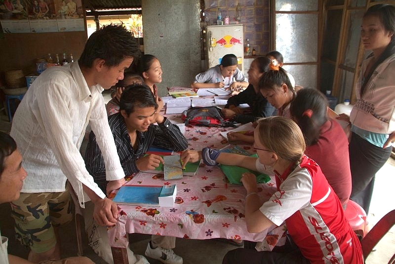 	Laos: Mandy besucht eine Schule in Laos	