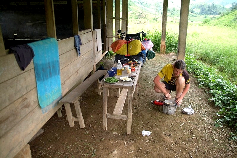 	Laos: Mittagspause wir kochen uns Mittagessen auf dem Campingkocher	