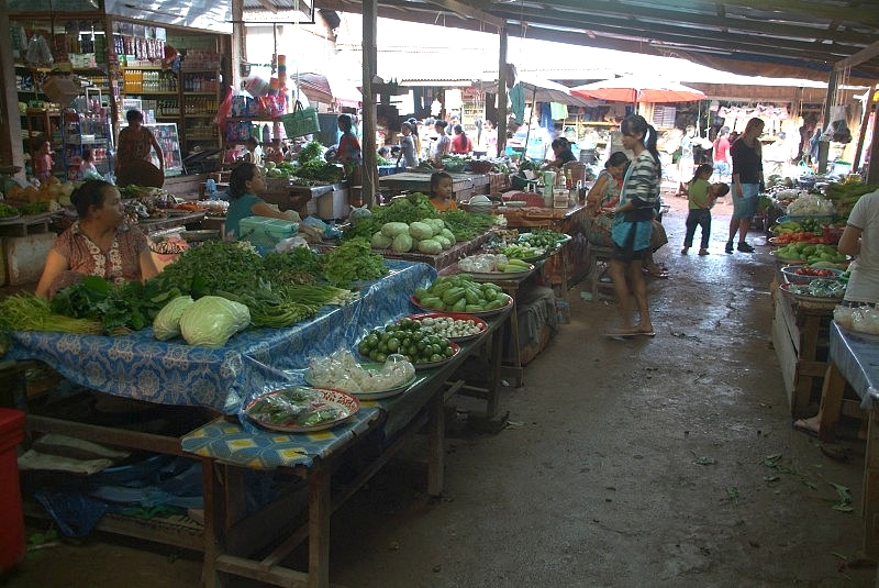 	Laos: Markt in kleinem Ort in Laos	