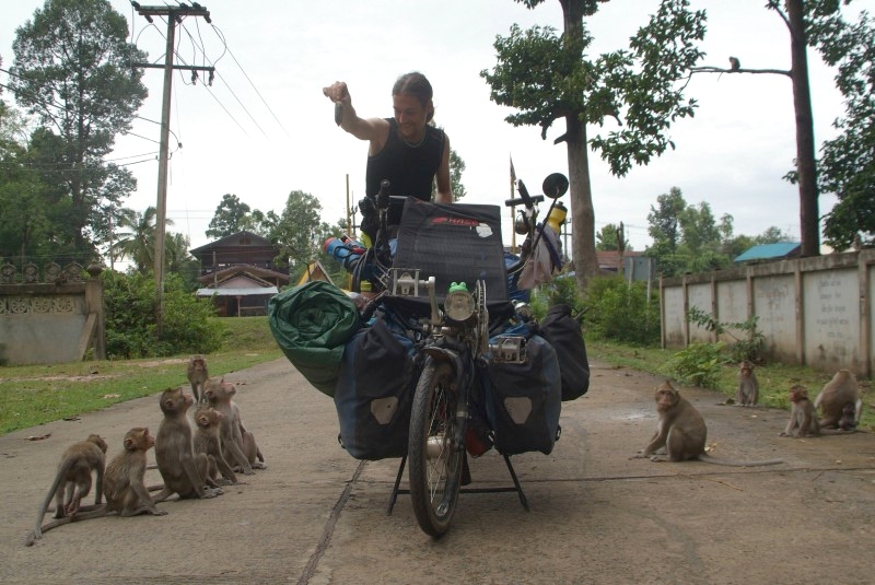 Isan, Thailand: Benny füttert die süssen Affen