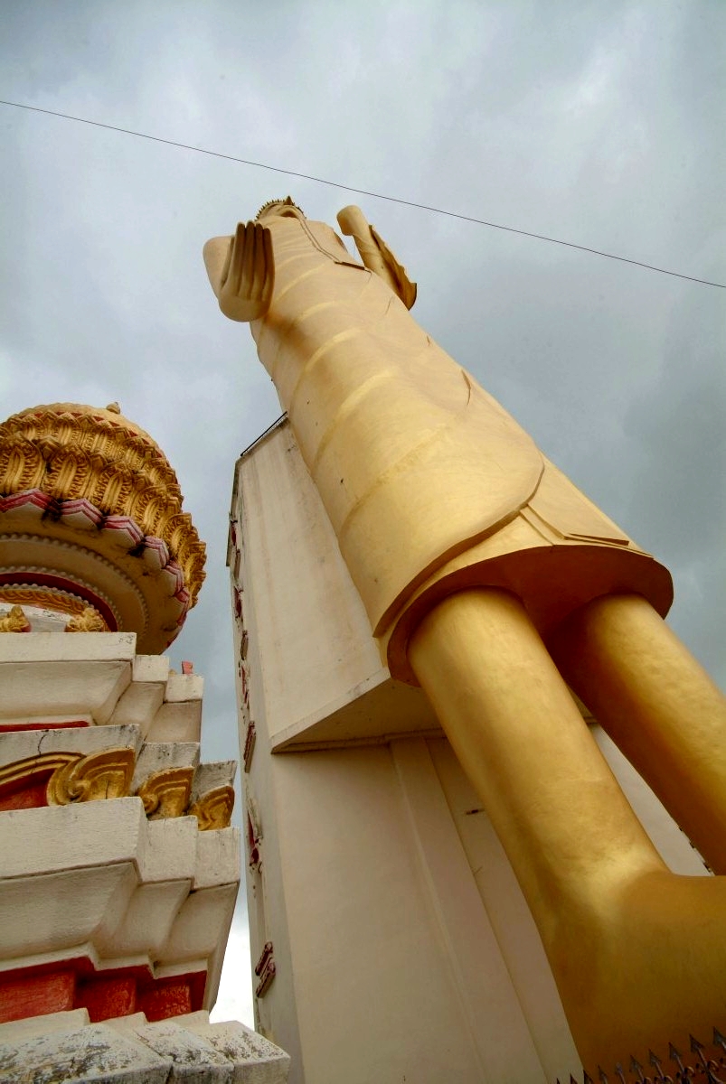 Isan, Thailand: Goldener Riesenbuddha bei Roi Et