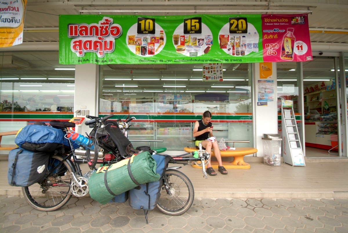 Isan, Thailand: Pause an einem der modernen seven eleven Läden