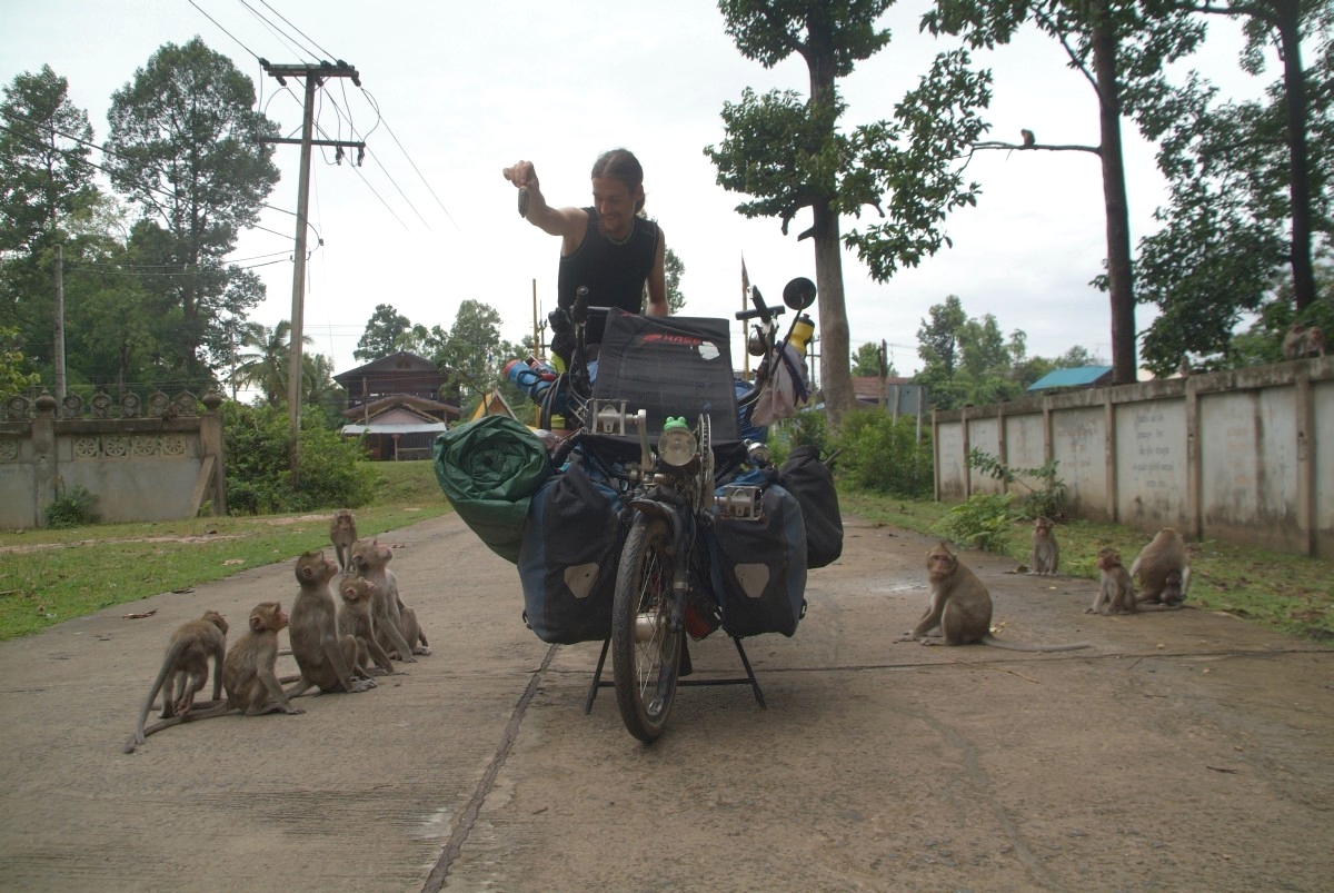 Isan, Thailand: Beim Affen füttern