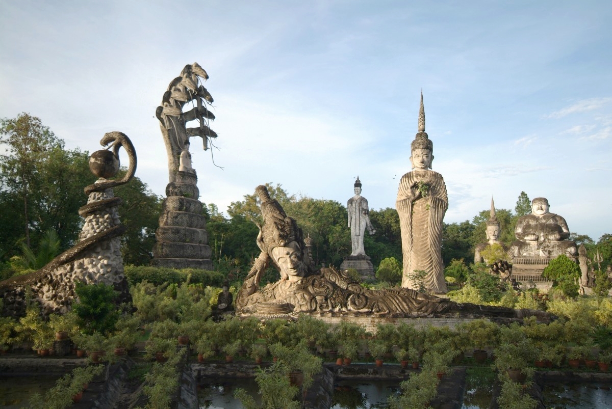 Isan, Thailand: Buddhastatuen im Park in Nong Kai