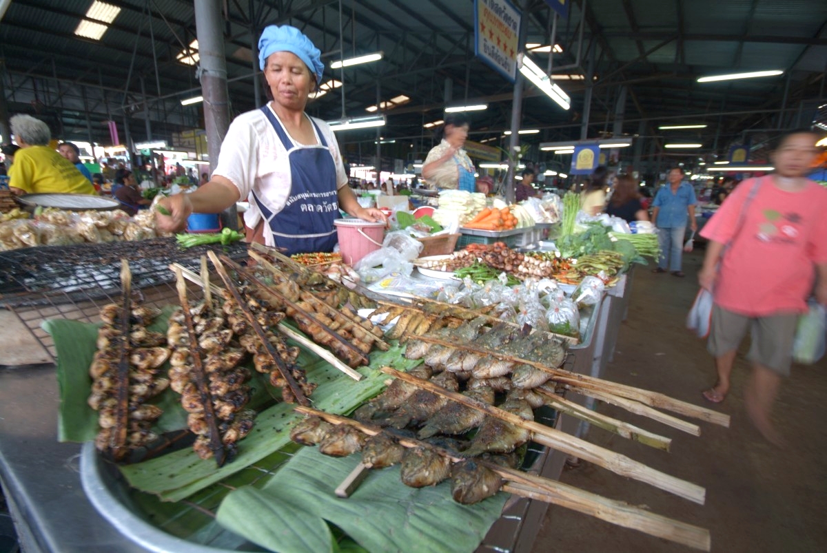 Isan, Thailand: Fleischspiesse am Markt